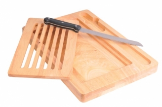 Drewniana deska do krojenia z nożem